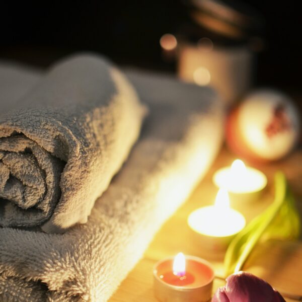 Serviettes et bougies poser sur une table de massage.