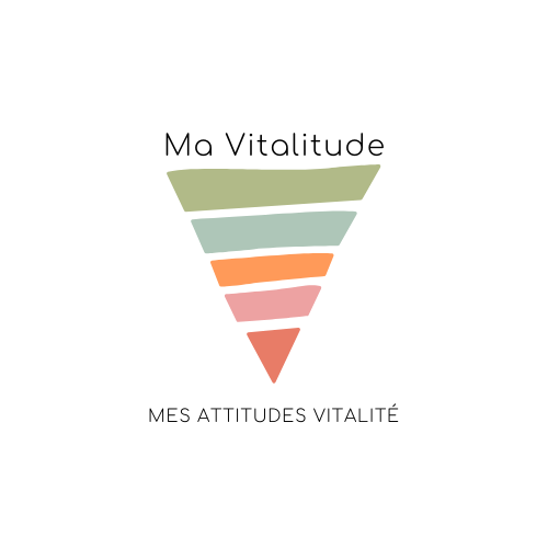 Logo mavitalitude, mes attitudes vitalité. Une pyramide inversé de traingle de 5 couleurs, en bas roouge puis rose, orange, bleu et vert.