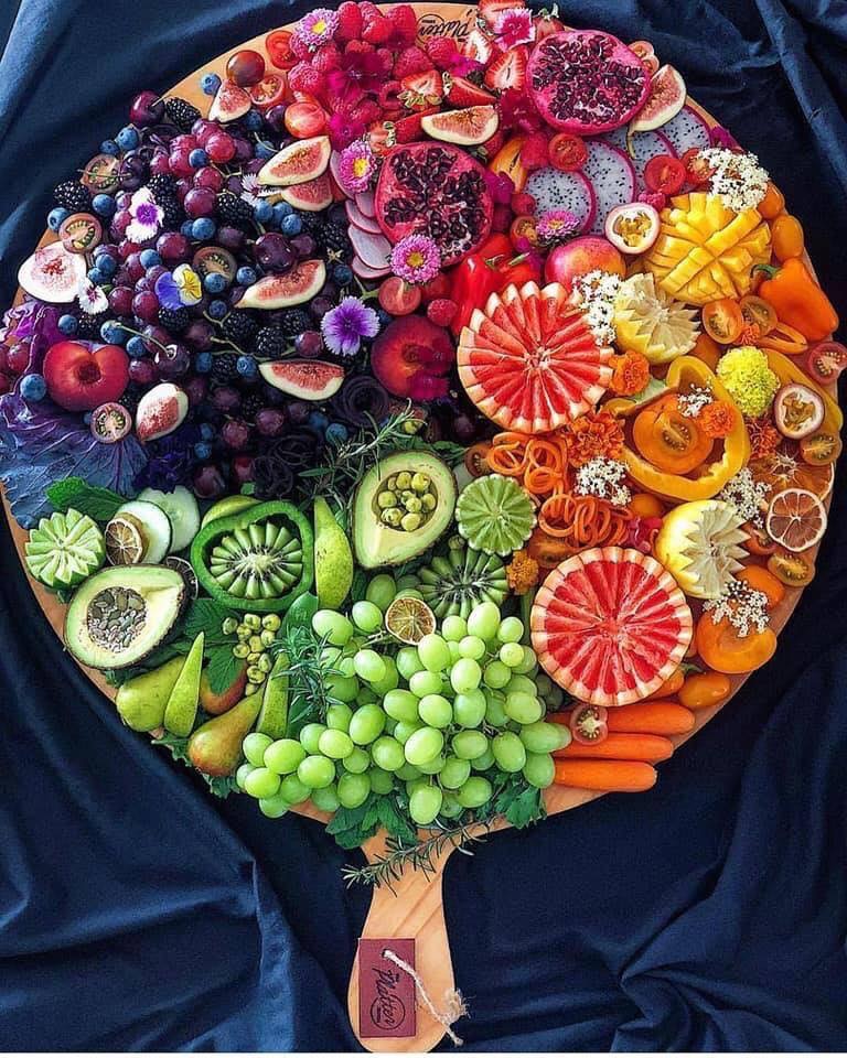Planche en bois avec des fruits et légumes colorés